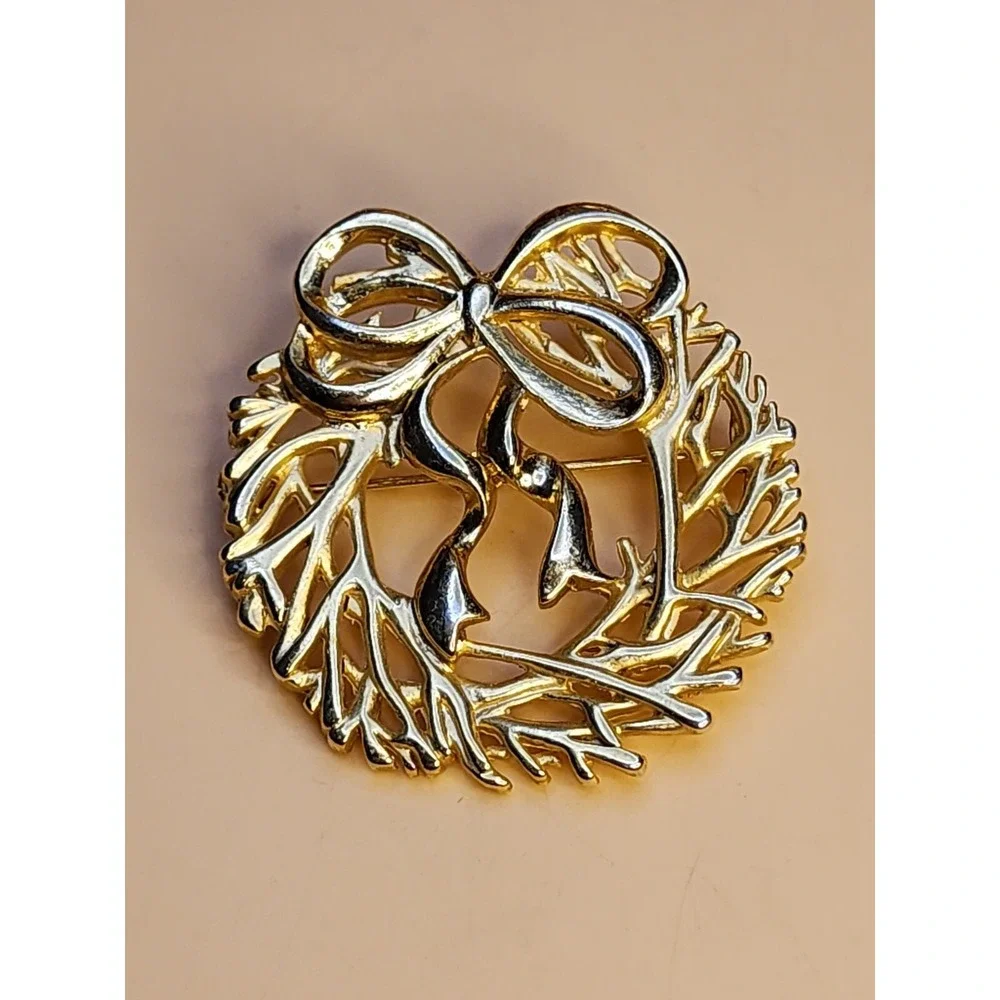 Vintage DANECRAFT Gold Plate Holiday Wreath Christmas Bow Broach Pin FREE $HIP!!